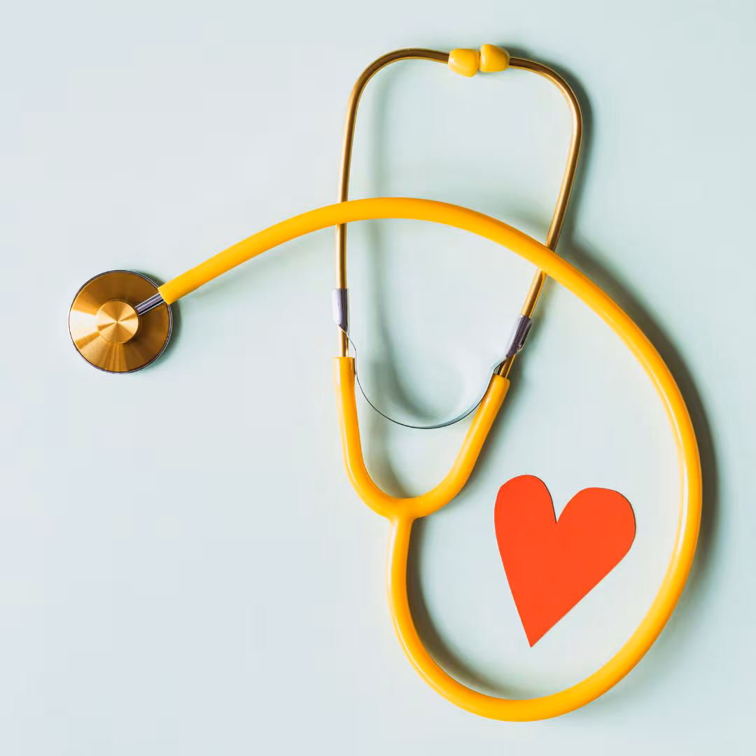 Fonendoscopio con un corazón recortado de papel